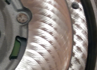 regeneracja kół dwumasowych kończy się szlifowaniem powierzchni ciernej